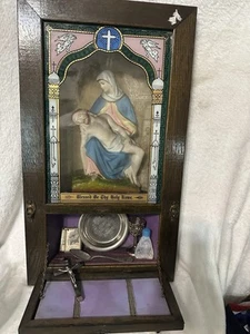 Antik Die Pieta Jungfrau Maria & Jesus religiös hängend Wand Schattenkasten Schrank - Bild 1 von 13