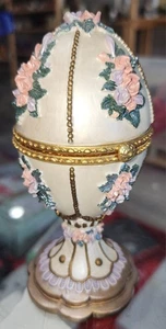 Vintage Hinged Egg Trinket Ring Music Box White With Delicate Flowers - Picture 1 of 6
