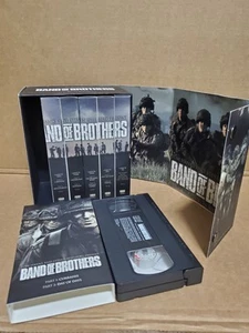 Band of Brothers (VHS, 2002, 6-Tape Set, Six Tape Boxed Set) VG Documentry incl. - Foto 1 di 9