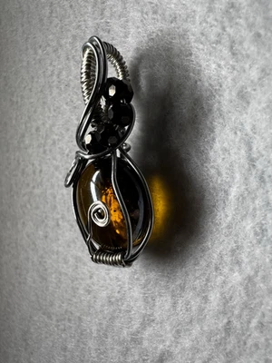 Colgante envuelto en alambre de joyería de vidrio marrón/ámbar de 1 1/2" Foto 1 de 4