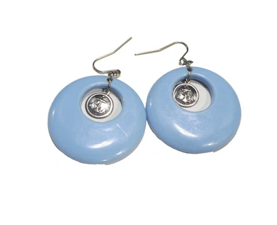 Pendientes con mango de aro circular Lucite azul bebé Foto 1 de 3