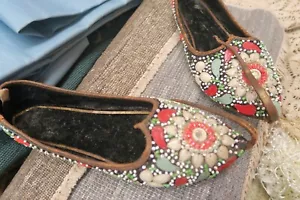 VINTAGE WOMENS INDIAN EMBROIDERED JEWELED FLAT SHOES PUNJABI JUTTI CURLED TOE - Picture 1 of 8