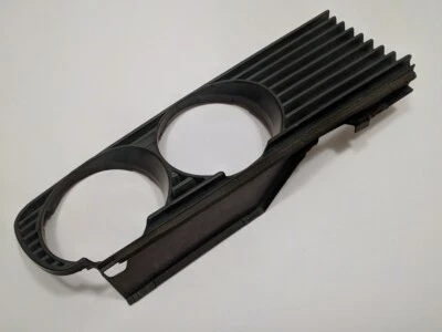 Rejilla original BMW E30. Ocho ranuras horizontales, la inferior está bloqueada Foto 1 de 4