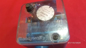 Pressostat à gaz Honeywell C6097A1012 C6097A - Photo 1/4