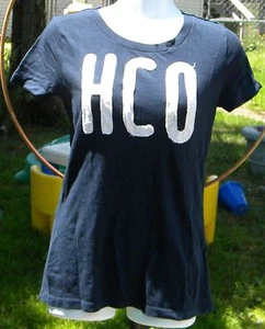 CAMISA HOLLISTER CALIFERIA PEQUEÑA AZUL MARINO BLANCA HCO ESCRITA EN LA PARTE DELANTERA - Imagen 1 de 1