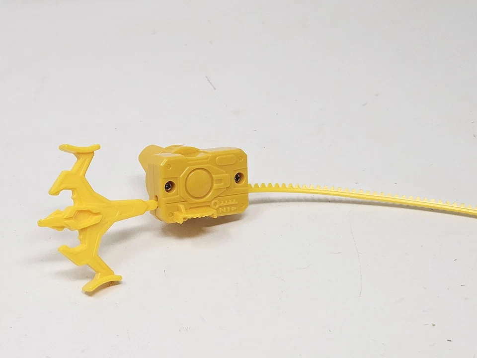 Lançador de tiro Beyblade + enrolador Ripcord Takara Driger Dragon amarelo - Imagem 1 de 1
