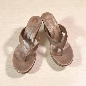 UGG Leather Casual Thong Wedge Sandals Women Size 8.5 Gold Crackle Color - Picture 1 of 5