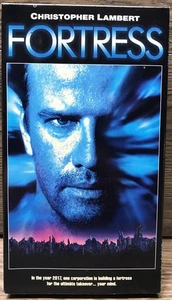 FORTRESS (VHS 1992) Christopher Lambert, Kurt wood Smith, Loren Locklin Sci-Fi - Picture 1 of 4