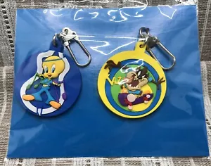 NUOVO! Nuovo con scatola vintage - set di 2 ciondoli con cerniera Looney Tunes Tweety Bird & Taz - Foto 1 di 4