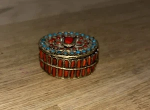 Petite Boîte Pilulier Pierres Turquoise Et Corail En Laiton - Picture 1 of 7