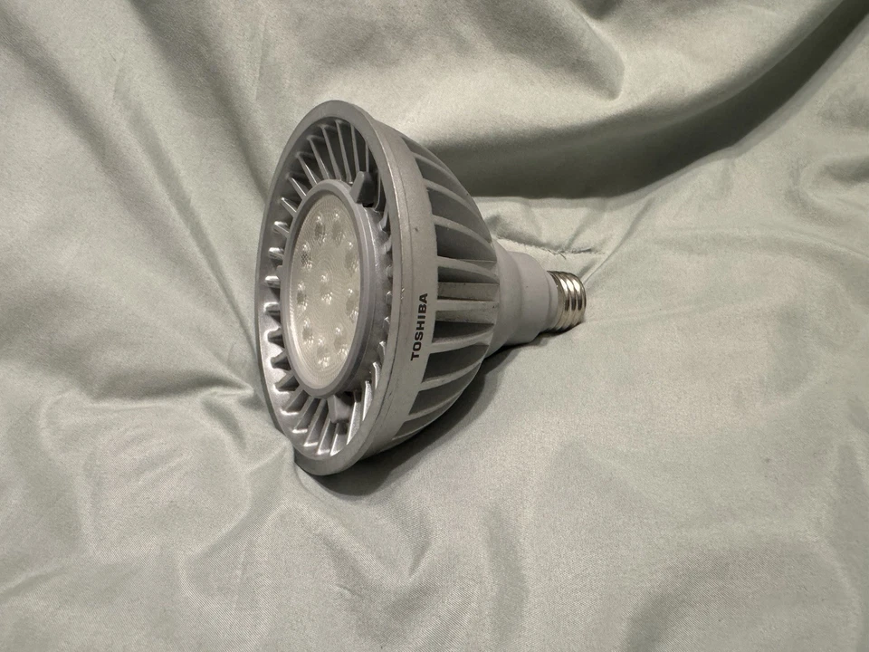 Toshiba LDRB2030WE6USD2 110 W Equivalent LED 20P38-30LFL-UP Bulb - Image 1 of 4