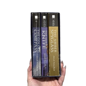 His Dark Materials 3-Book Paperback Boxed Set Set : The Golden Compass; - Foto 1 di 3