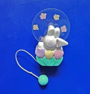 Punze PIN Ostern Vintage HASE SCHMETTERLINGSFÄNGER 1992 Urlaub Brosche LESEN - Bild 1 von 2