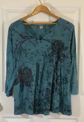 Blusa/top floral para mujer Bobbie Brooks talla 3x (24-26) azul, flores negras cuello en V Foto 1 de 4