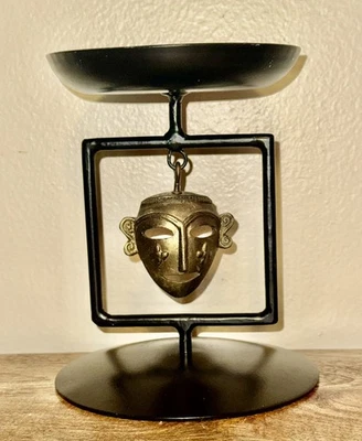Antiguo candelabro máscara Brads azteca. Soporte de metal vintage negro. Arte tolteca Foto 1 de 4