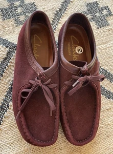 Zapatos de Colección Clark’s Wallabies Para Mujer 10M Borgoña Gamuza Suela de Goma Borde de Cuero - Imagen 1 de 11
