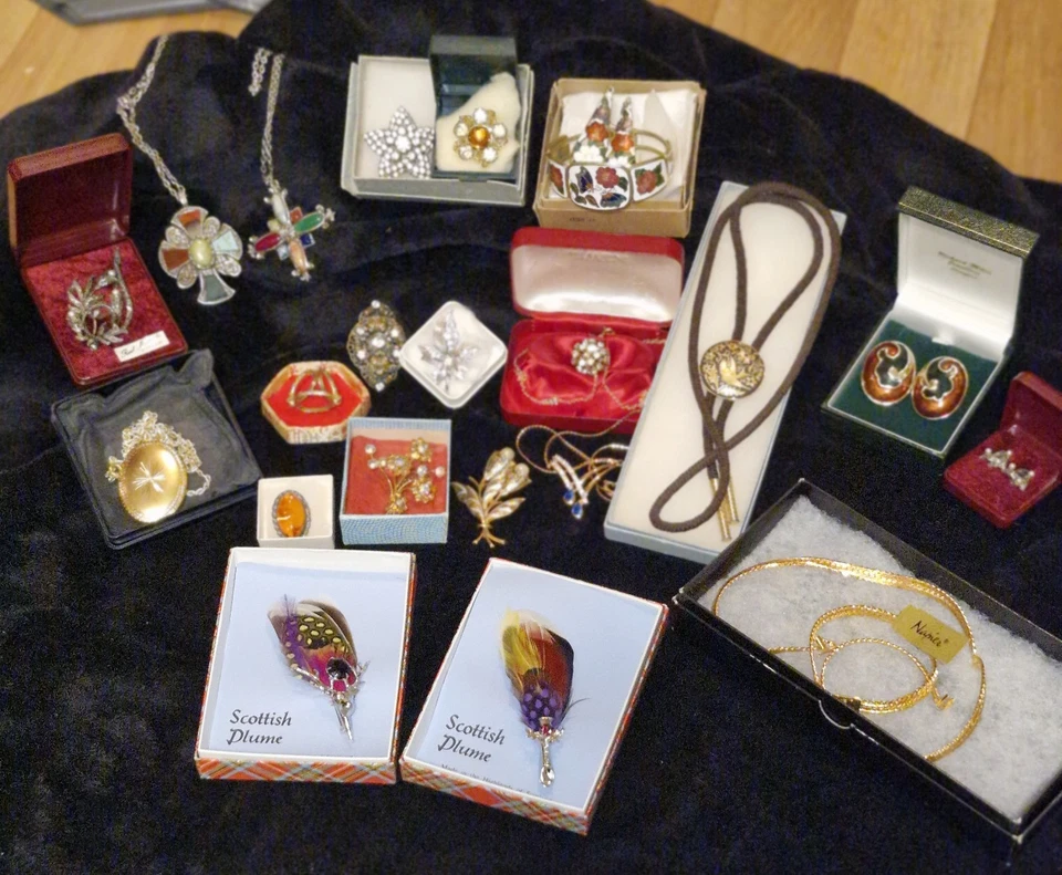 Bundle Of Good Quality Vintage Costume Jewellery (012/12) - Image 1 of 4