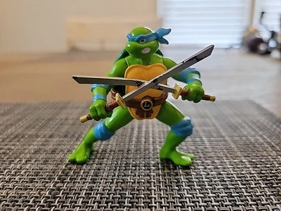 Teenage Mutant Ninja Turtles 1/24 Scale Die-Cast Leonardo - Image 1 of 4