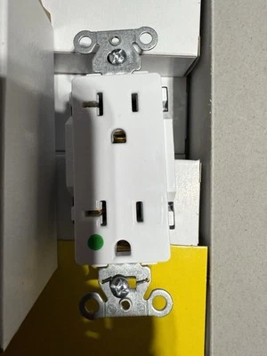 10 HUBBELL 2182W PRO DUPLEX RECEPTACLE HOSPITAL GRADE 20A 125V GREEN DOT - Image 1 of 2