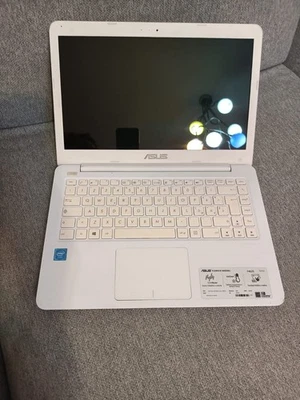Asus F402S  Notebook Computer bianco  Non Testato. - Immagine 1 di 4