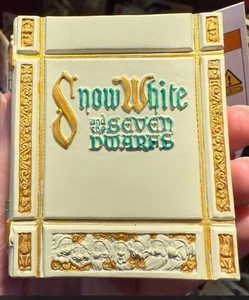 2025 Disney Parks Schneewittchen und die sieben Zwerge Bilderbuch Ornament - Bild 1 von 3