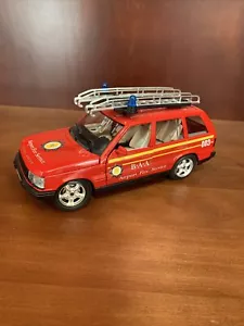 1/26 RANGE ROVER "FIREMEN" FIRE TRUCK Burago, die cast - Picture 1 of 7