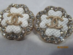 CHANEL 2 WHITE, GOLD TONE , cc logo 22MM/ UNDER 1'' BUTTONS THIS IS FOR 2 - Picture 1 of 4
