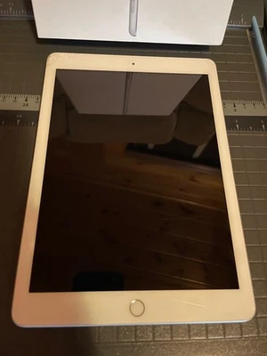 Apple iPad (6th Generation) A1893 32 GB, Wi-Fi, 9.7 in - Silver - Image 1 of 4