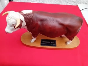 BESWICK KENNER HEREFORD STIER AUF SOCKEL MIT NASENRING. - Bild 1 von 9