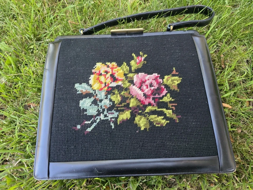 Bolsa caixa vintage anos 70 couro envernizado floral ponto cruz fecho beijo Cottagecore - Imagem 1 de 4