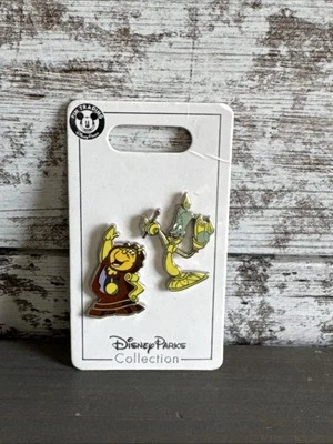Disney Parks Cogsworth & Lumiere Juego de 2 Prendedores La Bella y la Bestia Tarjeta Nueva Foto 1 de 2