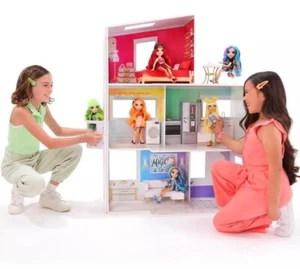 Casa de muñecas de madera Rainbow High Townhouse de 3 pisos - Imagen 1 de 5