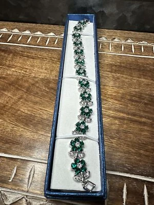 "Hermoso brazalete de tenis simulante de piedras preciosas con flores verdes de 8""" Foto 1 de 4