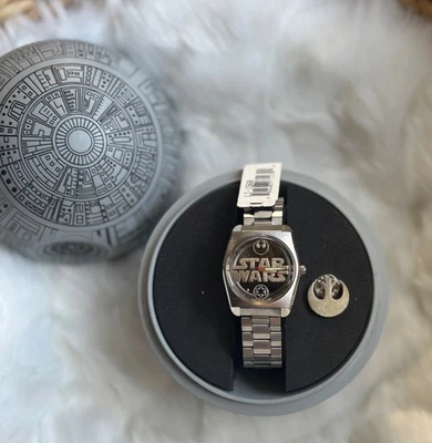 Fósil, Edición Limitada, Reloj Star Wars, Con Estuche Estrella de la Muerte, Pin Solapa Plateada Foto 1 de 4