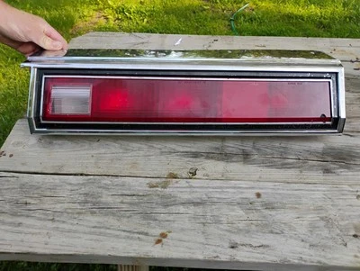 1978 别克富豪右侧停止尾灯镜头边框和外壳 — 第 1/4 张图片