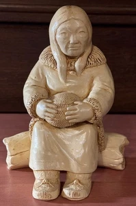 Estatuilla de mujer indígena esquimal sentada "inuit" de tiza de colección talla 7,5" de alto - Imagen 1 de 7
