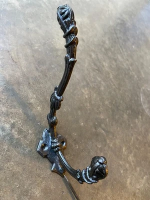 Ancienne  patère en fonte. - Photo 1/2