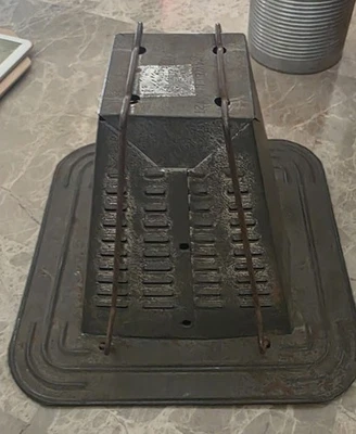 Vintage Stove Top Or Camp Fire Metal Toaster In Excellent Condition, Functional - Image 1 of 4