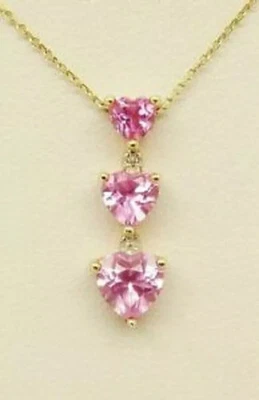Colgante de tres piedras con zafiro simulado rosa corte corazón de 2 quilates enchapado en oro amarillo de 14 quilates Foto 1 de 4