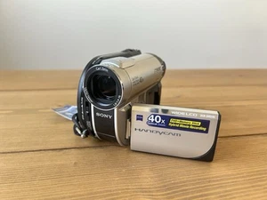 Videocámara grabadora de video Sony DCR-DVD110E PAL Handycam híbrida DVD-R/RW DVD+RW MS - Imagen 1 de 17