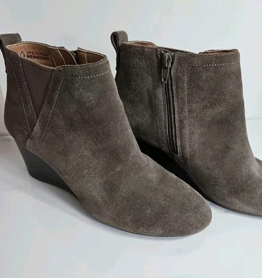 Vionic Resistente a la Intemperie Taupe Gamuza Cuero 3" Cuña Cremallera Botines 8 NUEVO Foto 1 de 4