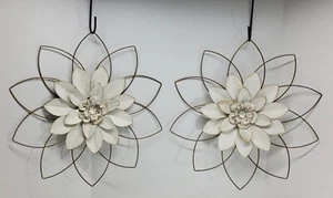 JUEGO DE 2 FLORES DE METAL BLANCO LAVADO Y DORADO DECORACIÓN DE PARED MULTICAPA 16" - Imagen 1 de 6