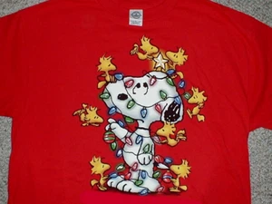 Snoopy Weihnachten T-Shirt Peanuts groß rot Lichter Baum - Bild 1 von 1