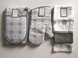 Complete Set of GEO Themed Oven Mitt/Glove, Pot Holder & 3 Tea/Kitchen Towels - Picture 1 of 8