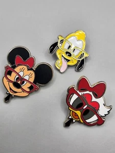 Lotto Spilla Disney Trading Minnie Mouse Margherita Pluto Testa di Nerd con Occhiali - Foto 1 di 4