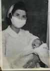 1939 Press Photo Baby Born To Mother Confined In Iron Lung - Nef22345