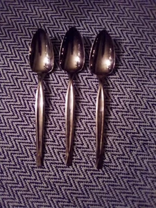 3 Vintage WM ROGERS MFG. Co USA Silver plate Grapefruit Spoons w/ Serrated Edge - Picture 1 of 5