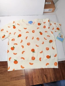 Suéter CeCe en talla S. Cuenta con un suave color crema con linda fruta - Imagen 1 de 8