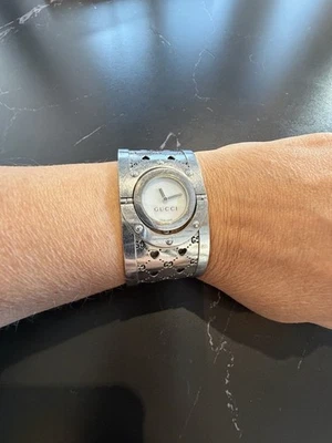 RARO RELOJ PULSERA GUCCI TWIRL HEART SHELL DAMAS MUJERES BRAZALETE SS ¡HECHO EN SUIZA!! Foto 1 de 4