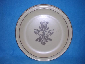Plato de cena en Village de Pfaltzgraff, hecho en EE. UU. - Imagen 1 de 2